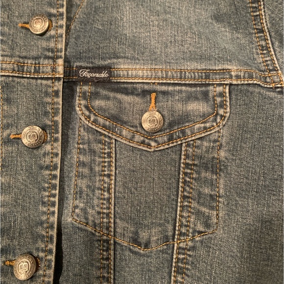 Faconnable jean shacket (shirt/jacket) size S
Pit to pit 17.5”
Length 23” - Picture 5 of 7